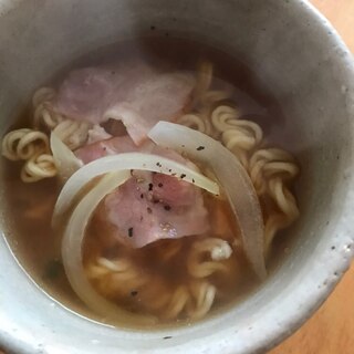 ベーコンと玉ねぎのニンニク醤油ラーメン